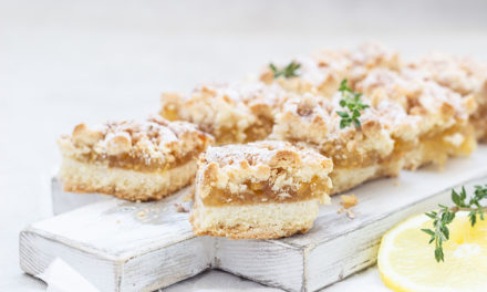 Apfelmuskuchen mit Streusel vom Blech – Hier duftet die ganze Wohnung!