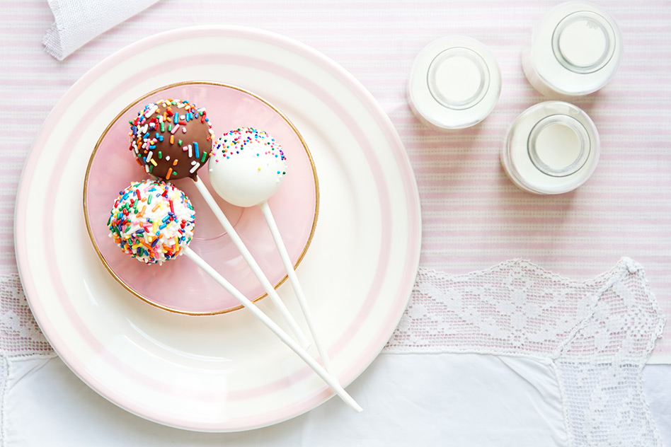 Schokoladen Cake Pops ohne backen - Bunte Kuchen am Stiel