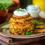 Süßkartoffel-Zucchini-Röstis mit Kräuterdip