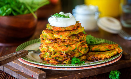 Süßkartoffel-Zucchini-Röstis mit Kräuterdip