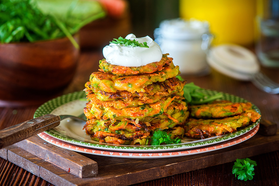 Süßkartoffel-Zucchini-Röstis mit Kräuterdip