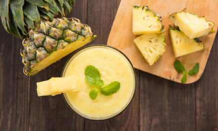 Ananas-Maracuja-Smoothie mit frischer Minze