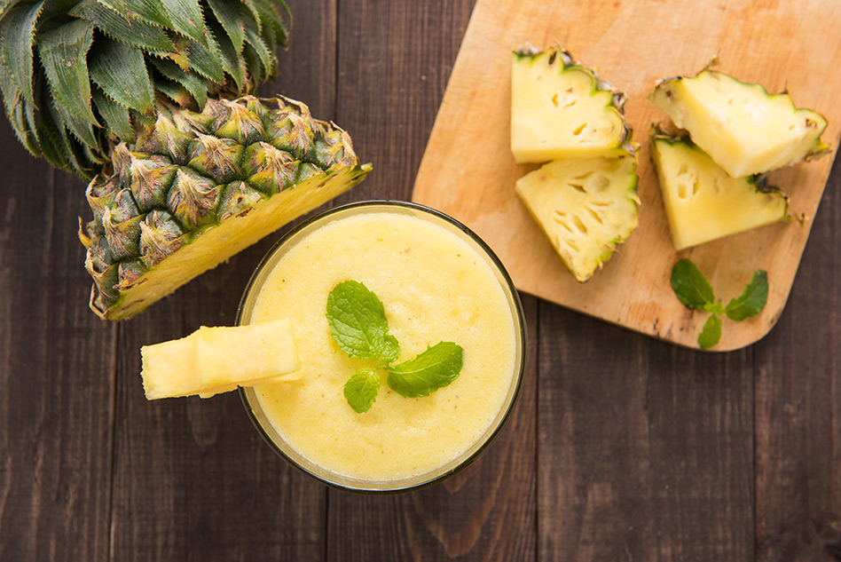 Ananas-Maracuja-Smoothie mit frischer Minze