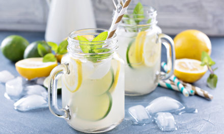 Selbstgemachte Limonade mit frischer Minze und Zitrusfrüchten