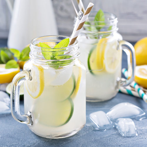 Selbstgemachte Limonade mit frischer Minze und Zitrusfrüchten