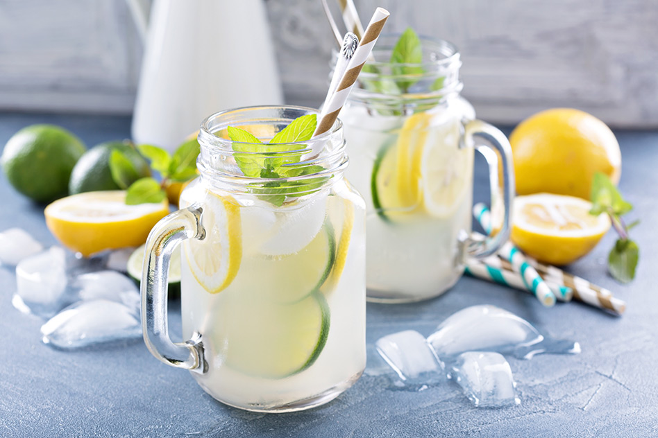 Selbstgemachte Limonade mit frischer Minze und Zitrusfrüchten