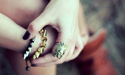 Attraktiver Indianerschmuck aus Leder und Knochen
