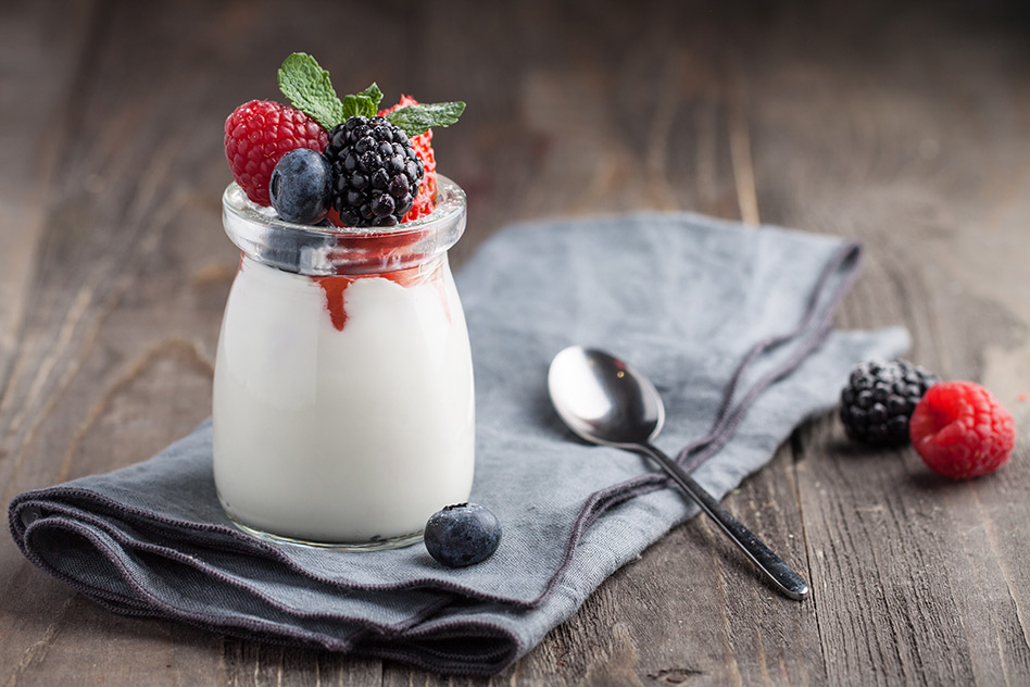 Sahniges Panna Cotta mit frischen Früchten