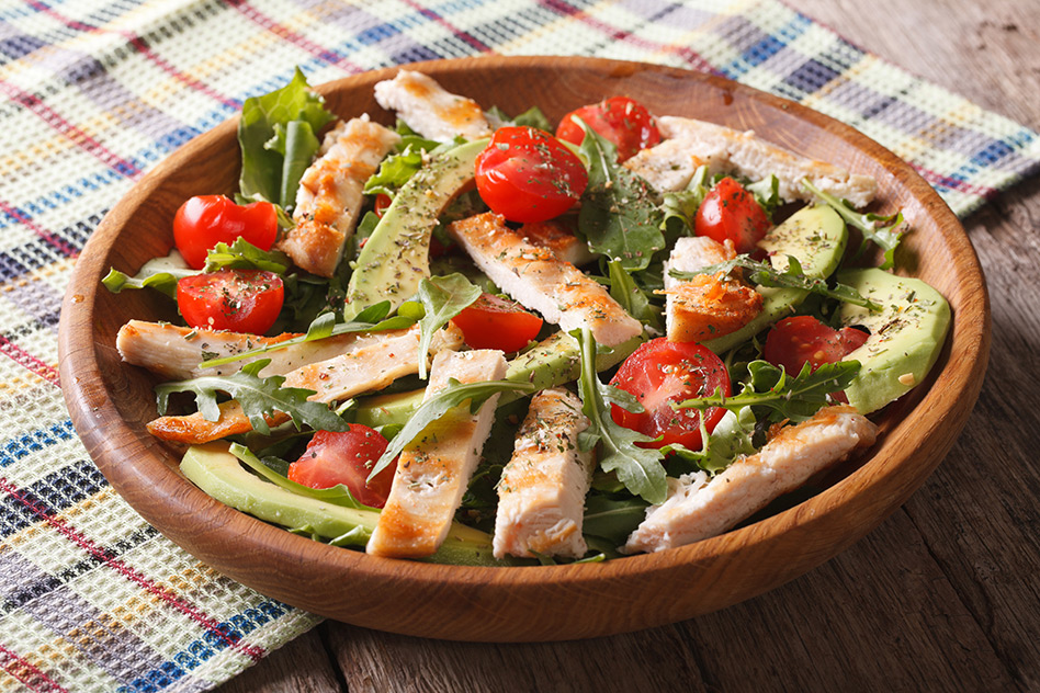 Mediterraner Avocado Salat mit Hähnchenbrustfilet