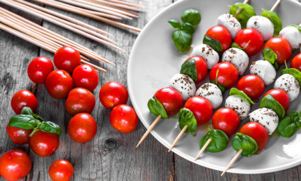 Schnelle Caprese Spieße mit Basilikum