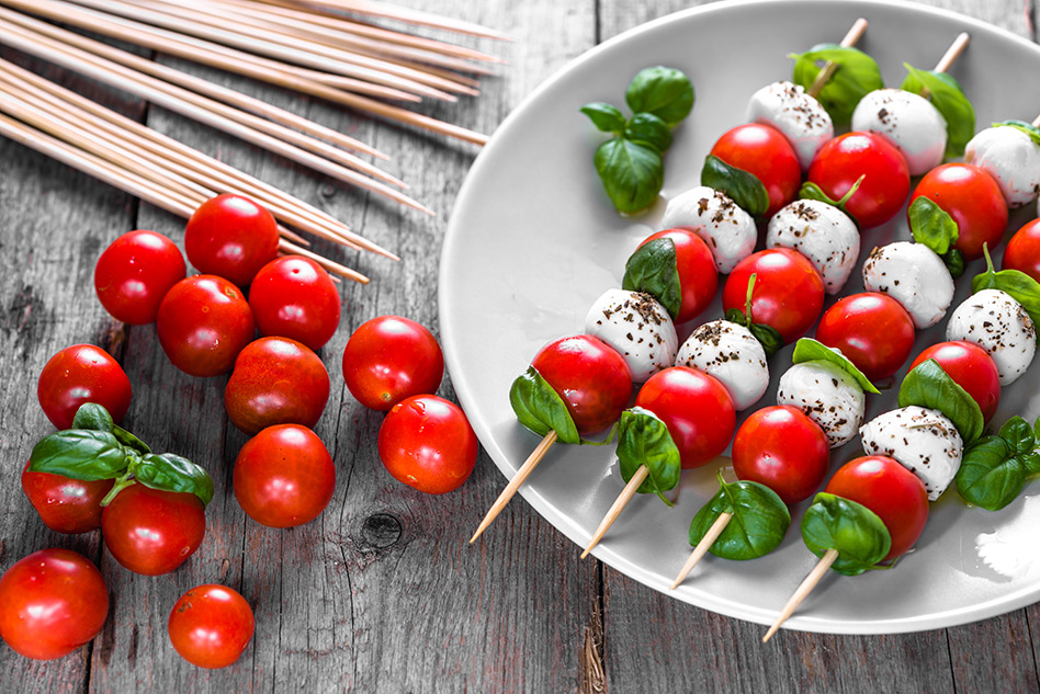 Schnelle Caprese Spieße mit Basilikum