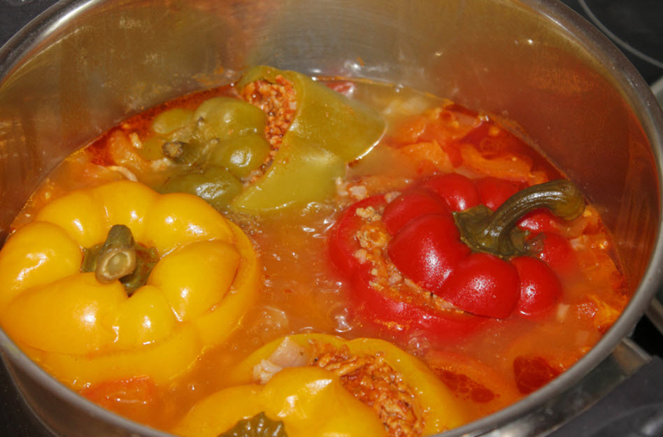Gefüllte Paprika in Tomaten-Paprika-Soße