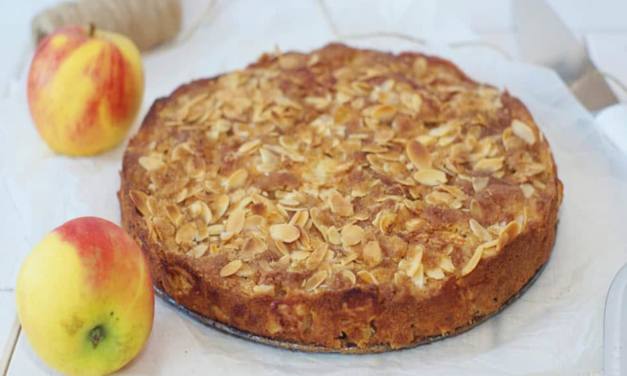 Apfel-Nusskuchen mit karamellisierten Mandelblättchen