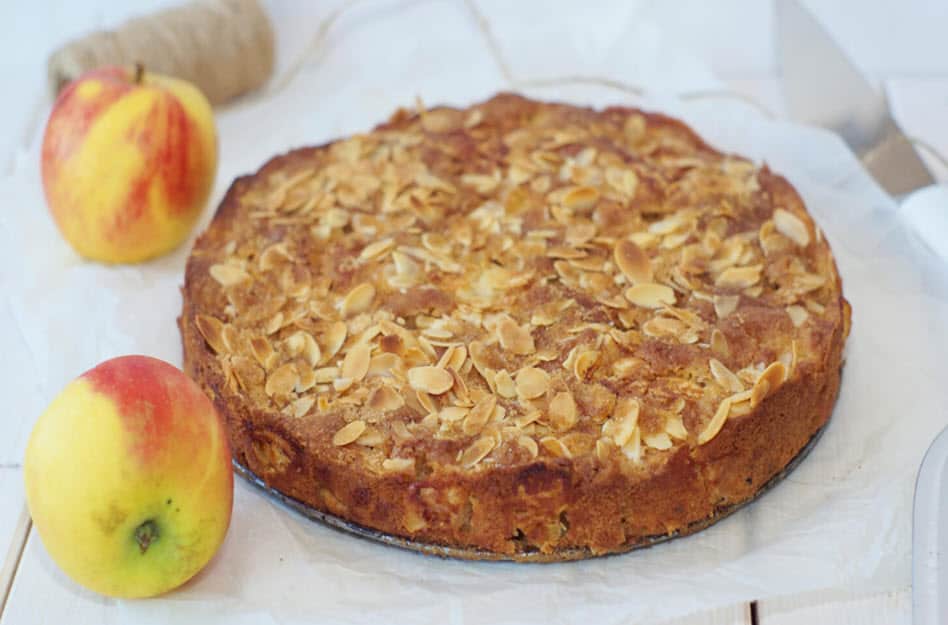 Apfel-Nusskuchen mit karamellisierten Mandelblättchen