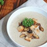 Champignoncremesuppe mit Pilzeinlage und Croutons