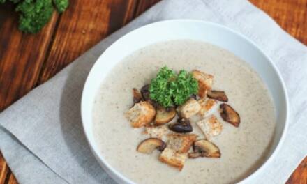 Champignoncremesuppe mit Pilzeinlage und Croutons