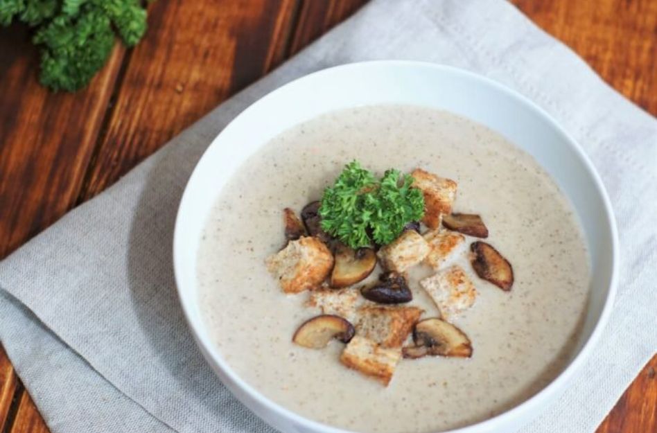 Champignoncremesuppe mit Pilzeinlage und Croutons